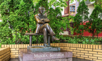 Три Булгакова і війна за пам’ятник у Києві: чому "Майстер і Маргарита" досі розколює соцмережі