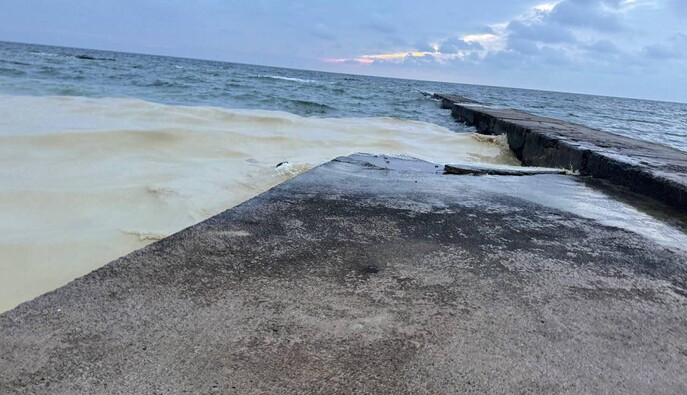 В Одессе на побережье заметили пятна, похожие на нефтяные – МВА