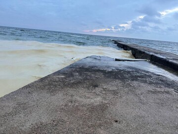 В Одесі на узбережжі помітили плями, схожі на нафтові – МВА