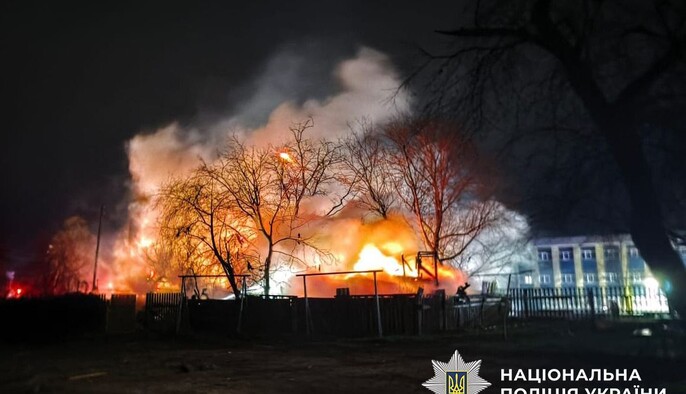 Поліція документує наслідки нічної атаки на Чернігів – пошкоджені будинки та дитсадок