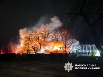 Поліція документує наслідки нічної атаки на Чернігів – пошкоджені будинки та дитсадок