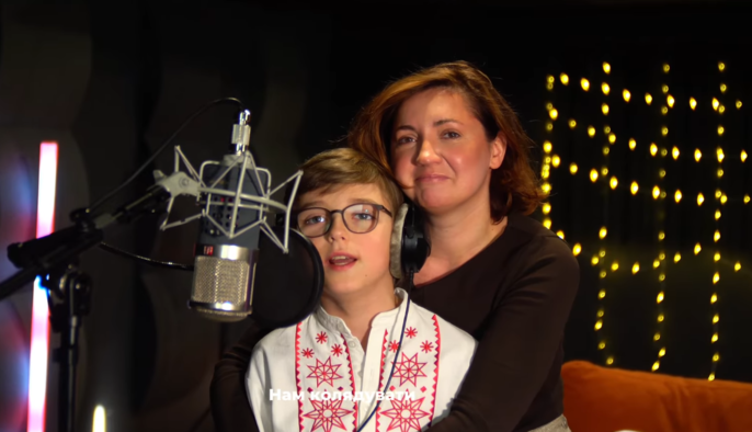 "Молитва голосами детей": Оля Цыбульская записала народную колядку вместе с сыном и детьми Мирошниченко