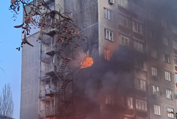 В Чернигове пылает многоэтажка после атаки дрона: детали от ГВА