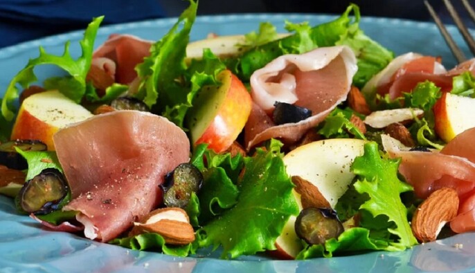 Фаворит праздничного стола: как приготовить салат из рукколы и хамона