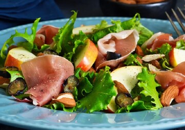 Фаворит святкового столу: як приготувати салат із руколи та хамону