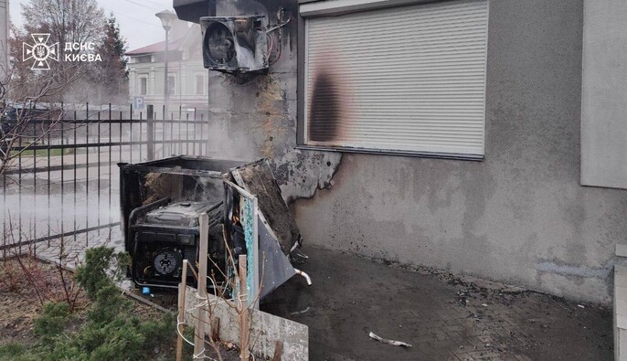У Києві загорівся генератор — вогонь перекинувся на житловий будинок