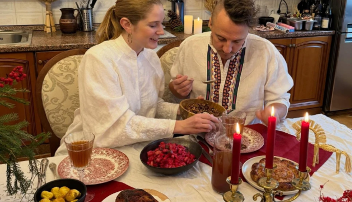 "Різдво - про близькість": Євген Клопотенко погодував кохану з ложечки