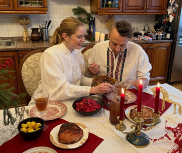 "Різдво - про близькість": Євген Клопотенко погодував кохану з ложечки