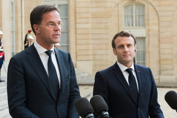 Президент Франции Макрон обсудил вопрос Украины с генсеком НАТО Рютте, – Reuters