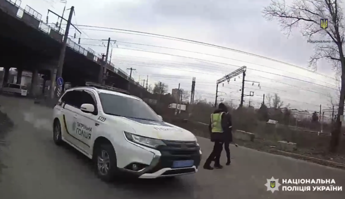 Наїхав на поліцейського та втік: киянину готують підозру за опір правоохоронцям