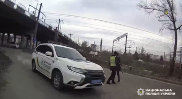 Наехал на полицейского и скрылся: киевлянину готовят подозрение за сопротивление правоохранителям