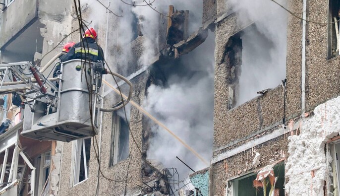 У Чернігові вже восьмеро постраждалих внаслідок удару РФ по багатоповерхівці, є загибла