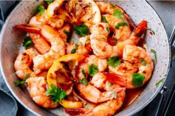 Разлетятся в считанные минуты: как приготовить креветки в особом маринаде