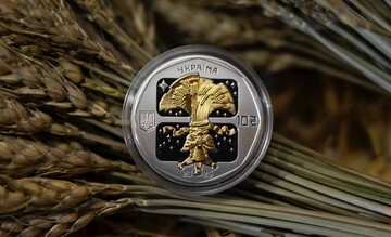 НБУ представил памятную монету "Дух Рождества" со вставкой бриллианта