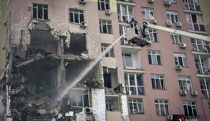 Російські обстріли: у Києві вже 19 поранених, пошкоджено будинки та інфраструктуру — фото