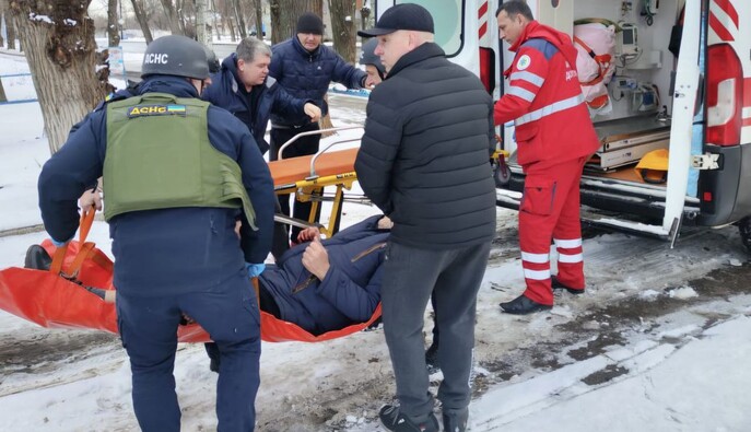 Атака FPV-дронов по Никопольскому району: двое раненых, серьезные разрушения