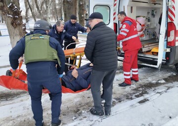 Атака FPV-дронов по Никопольскому району: двое раненых, серьезные разрушения