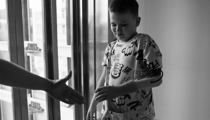 Восьмилетний Матвей из Кривого Рога потерял руку и мать после удара «Искандером»: история ребенка войны