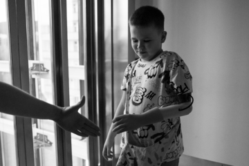 Восьмирічний Матвій із Кривого Рогу втратив руку й матір після удару «Іскандером»: історія дитини війни