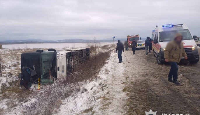 На Прикарпатті перекинувся пасажирський автобус: є загиблий та восьмеро травмованих