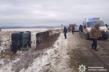На Прикарпатті перекинувся пасажирський автобус: є загиблий та восьмеро травмованих