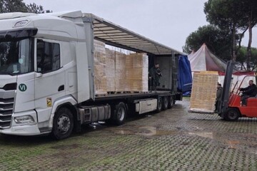 Папа Лев отправил в Украину три грузовика резинопомощи — 100 тыс. порций супа быстрого приготовления.