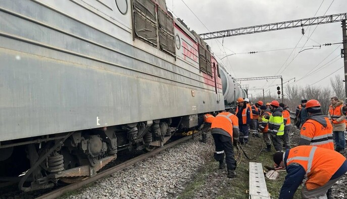 В Ростовской области РФ с рельсов сошел локомотив грузового состава