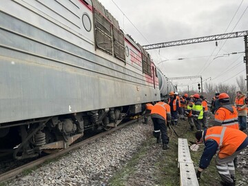 В Ростовской области РФ с рельсов сошел локомотив грузового состава
