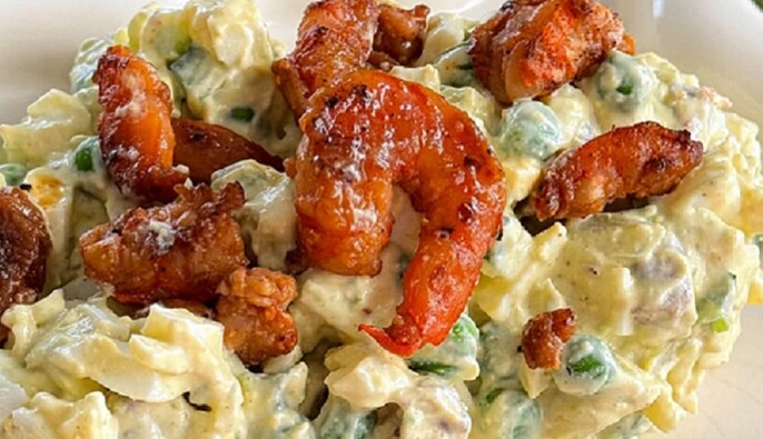 Похож на оливье, но вкуснее: как приготовить салат с креветками