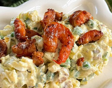 Похож на оливье, но вкуснее: как приготовить салат с креветками