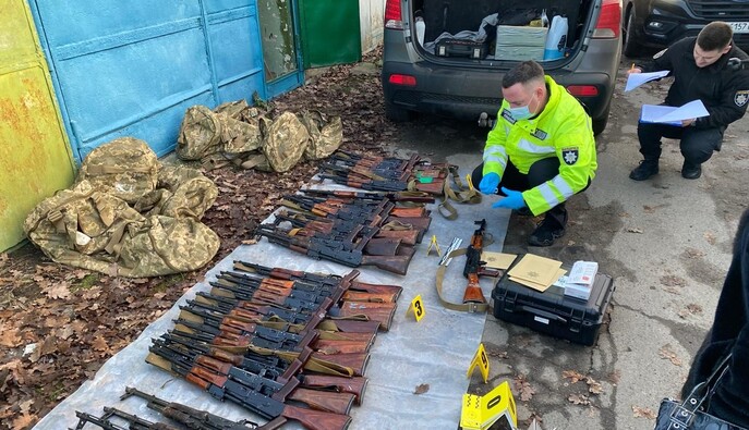 Правоохоронці припинили діяльність групи, яка продавала зброю, вивезену з зони бойових дій