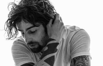 "Це, до речі, я": Володимир Дантес посвітив татуюваннями на чорно-білих фото