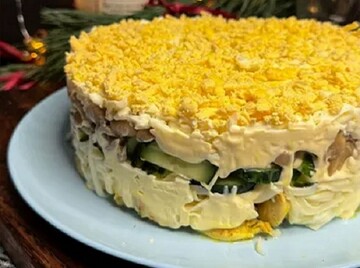 Головне - дати настоятись: як приготувати салат з куркою та грибами до святкового столу