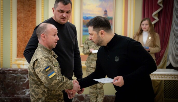 Зеленський вручив сертифікати на квартири Героям України та родинам загиблих воїнів