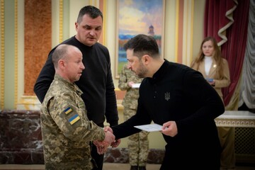 Зеленський вручив сертифікати на квартири Героям України та родинам загиблих воїнів