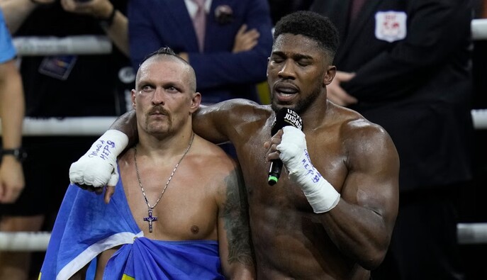 Усик відреагував на новину про загибель частини команди Ентоні Джошуа
