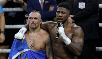 Усик отреагировал на новость о гибели части команды Энтони Джошуа