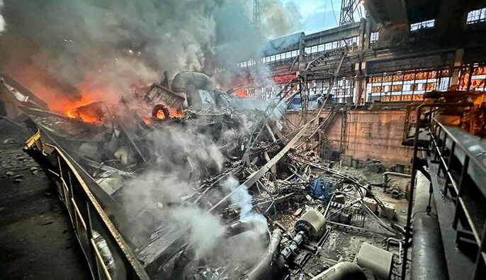 Обломок одной из обстрелянных ТЭС ДТЭК стал арт-инсталляцией художника Кадана