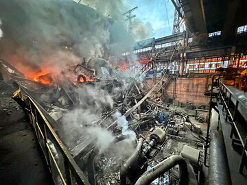 Уламок однієї з обстріляних ТЕС ДТЕК став арт-інсталяцією художника Кадана