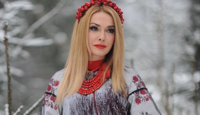 "ИИ такое может?": Ольга Сумская обошла моду на искусственные картинки и показала живой этно-образ