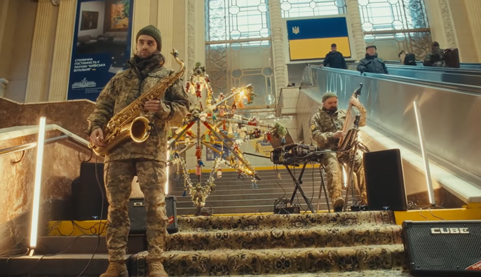 Унікальний дует саксофона та електробандури: військові створили нове звучання легендарного "Щедрика"