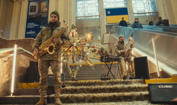 Унікальний дует саксофона та електробандури: військові створили нове звучання легендарного "Щедрика"