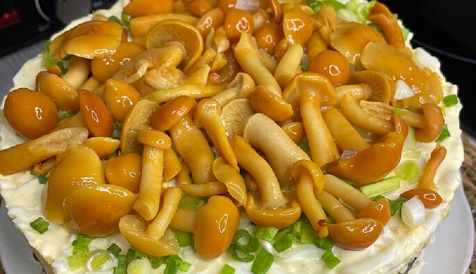 "Грибна галявина": як приготувати нарядний салат з простих продуктів