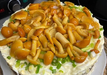 "Грибная лужайка": как приготовить нарядный салат из простых продуктов