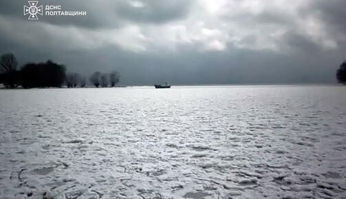 В Полтавской области лодка с людьми застряла посреди Днепра