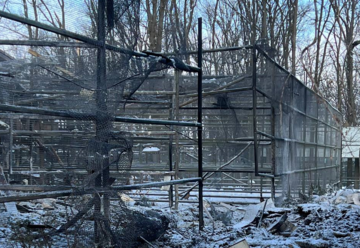 Через обстріл екопарку на Харківщині постраждали вольєри з птахами 