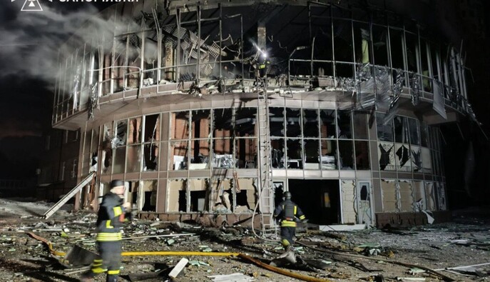 Пылали ТЦ, повреждены дома: спасатели показали последствия нескольких атак на Запорожье