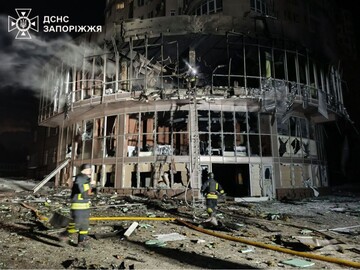 Палав ТЦ, пошкоджені будинки: рятувальники показали наслідки кількох атак на Запоріжжя