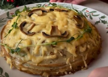 Блинчик на блинчик и вуаля: как приготовить горячую закуску со вкусной начинкой