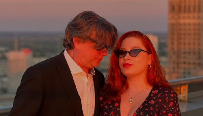 "Высокие отношения": Остап Ступка и его возлюбленная обнародовали праздничные фото в пижамах